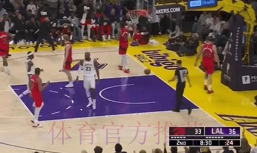 师从77？斯马特送出四分位长传，詹姆斯接球后强硬打成2+1